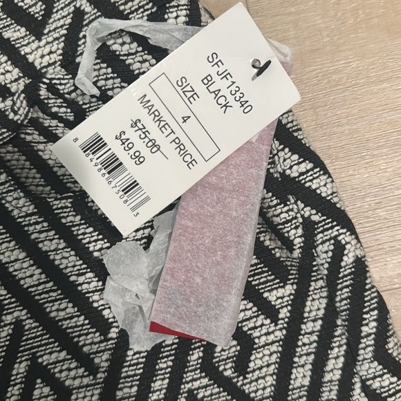 NWT low rise shorts black and white Size 4 - Picture 3 of 5